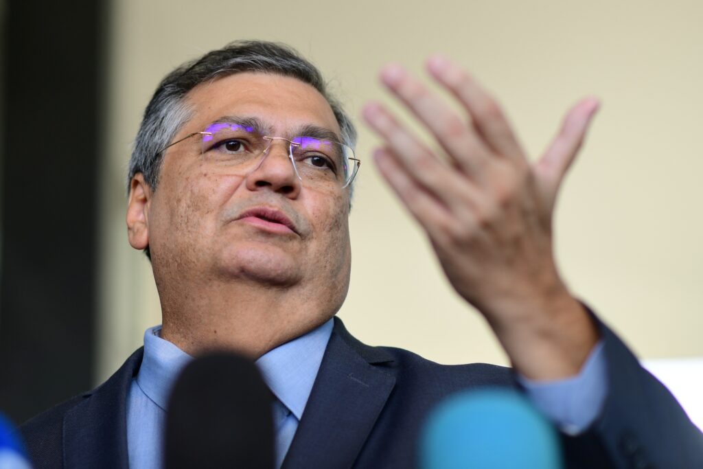 dino-responde-a-ameaca-contra-moraes-com-aviso-a-embaixada-dos-eua