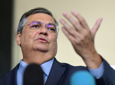 dino-responde-a-ameaca-contra-moraes-com-aviso-a-embaixada-dos-eua