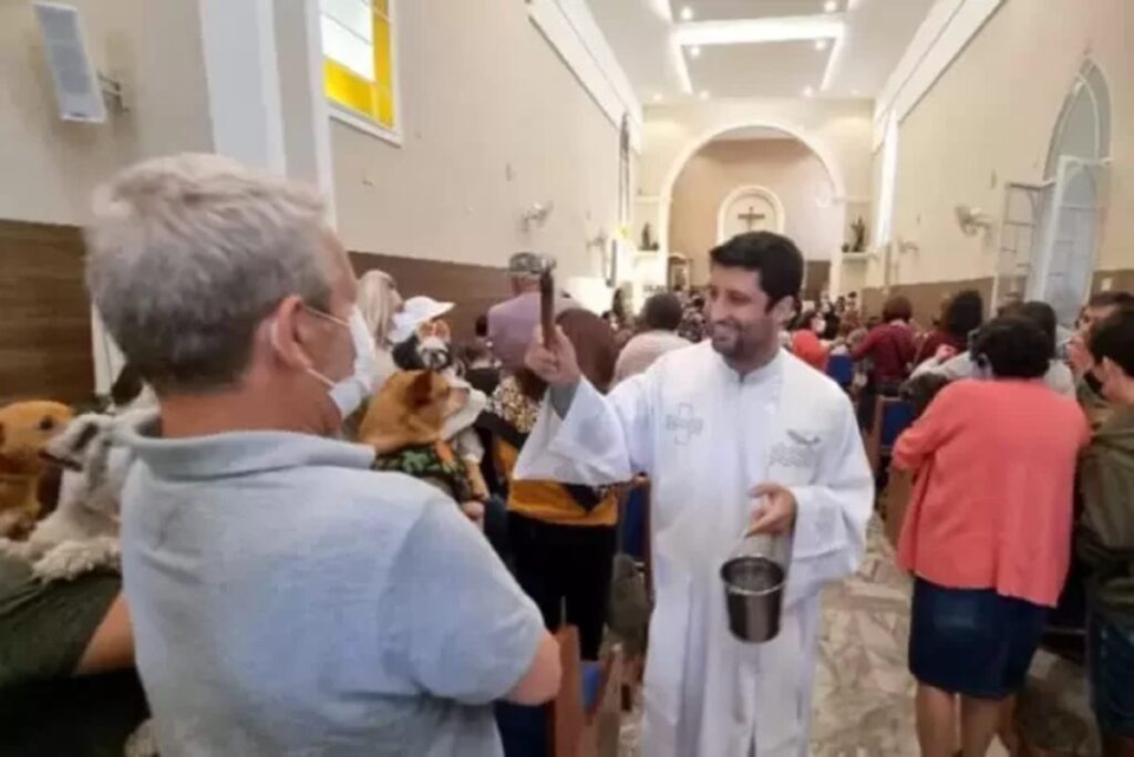 mg:-missa-na-capela-de-sao-roque-abencoa-caes-e-gatos-em-juiz-de-fora