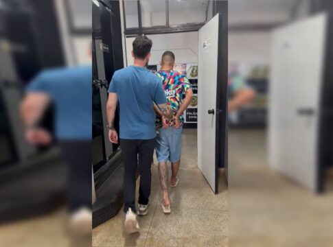 video:-jovem-e-esmurrada-pelo-namorado-e-jogada-de-carro-em-movimento