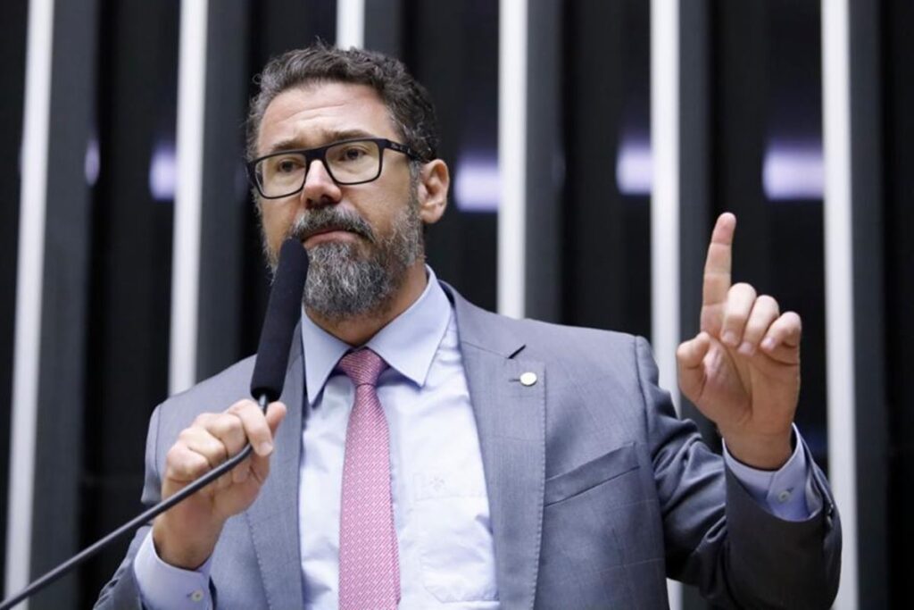 sou-autista-e-nao-entendi,-diz-deputado-sobre-sair-da-cadeira-de-motta