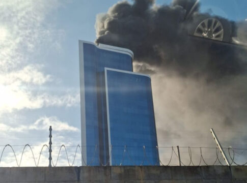 incendio-atinge-cobertura-de-predio-empresarial-no-recife