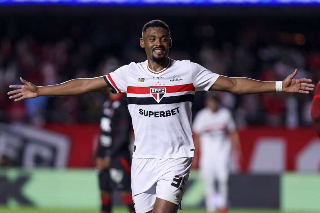 sao-paulo-bate-vitoria-e-ganha-pela-quinta-vez-seguida-no-brasileirao