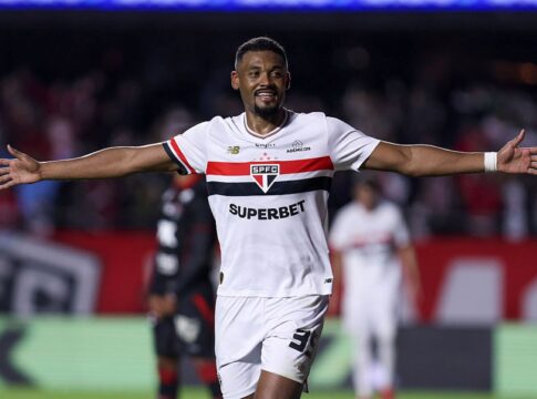 sao-paulo-bate-vitoria-e-ganha-pela-quinta-vez-seguida-no-brasileirao