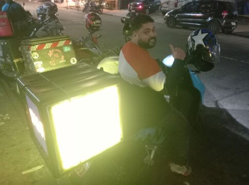 motoboys-de-sp-viram-“outdoor-ambulante”-com-painel-de-led-no-bau