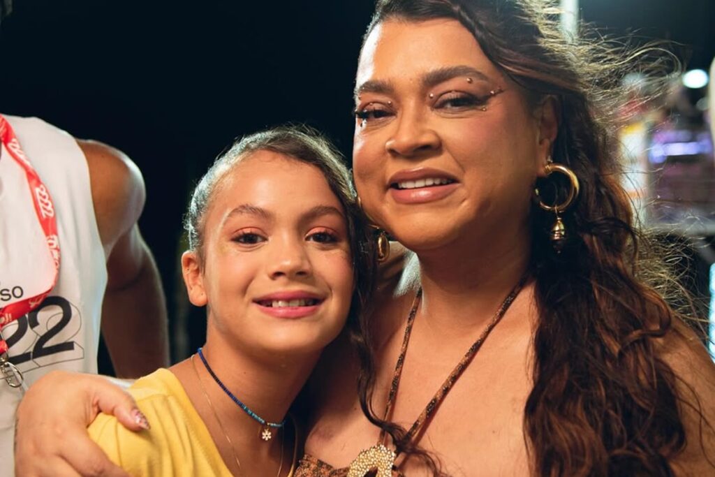 neta-de-preta-gil-emociona-ao-cantar-sinais-de-fogo-em-festa;-assista