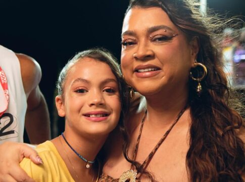 neta-de-preta-gil-emociona-ao-cantar-sinais-de-fogo-em-festa;-assista