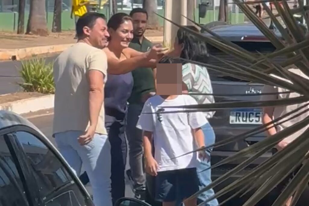 michelle-leva-bolo-com-fotos-dos-filhos-para-bolsonaro-no-dia-dos-pais