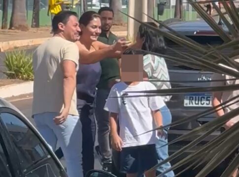 michelle-leva-bolo-com-fotos-dos-filhos-para-bolsonaro-no-dia-dos-pais