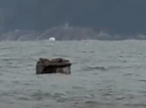 objeto-nao-identificado-e-visto-no-mar-de-santos-durante-ressaca.-veja