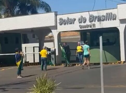 grupo-se-reune-na-frente-de-condominio-de-bolsonaro-para-pedir-anistia