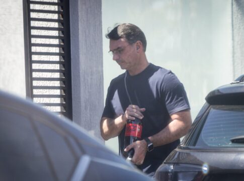 flavio-diz-que-bolsonaro-e-“preso-politico”-e-o-visita-no-dia-dos-pais