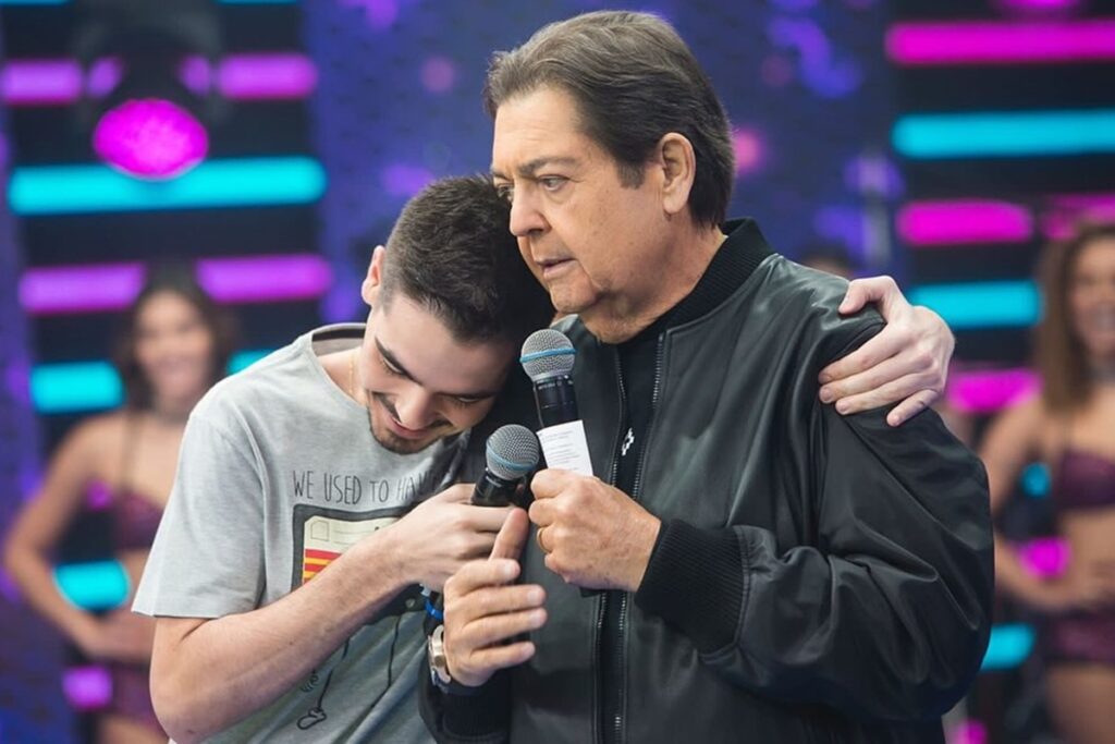 joao-silva-faz-homenagem-de-dia-dos-pais-a-faustao-em-estreia-no-sbt