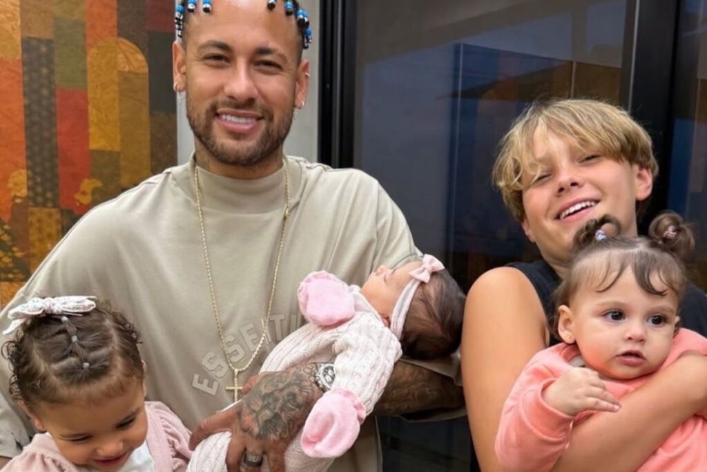 neymar-aparece-em-foto-rara-ao-lado-dos-4-filhos-e-ganha-homenagens