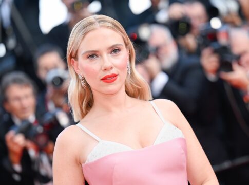 a-inusitada-coincidencia-entre-scarlett-johansson-e-a-banda-ac/dc
