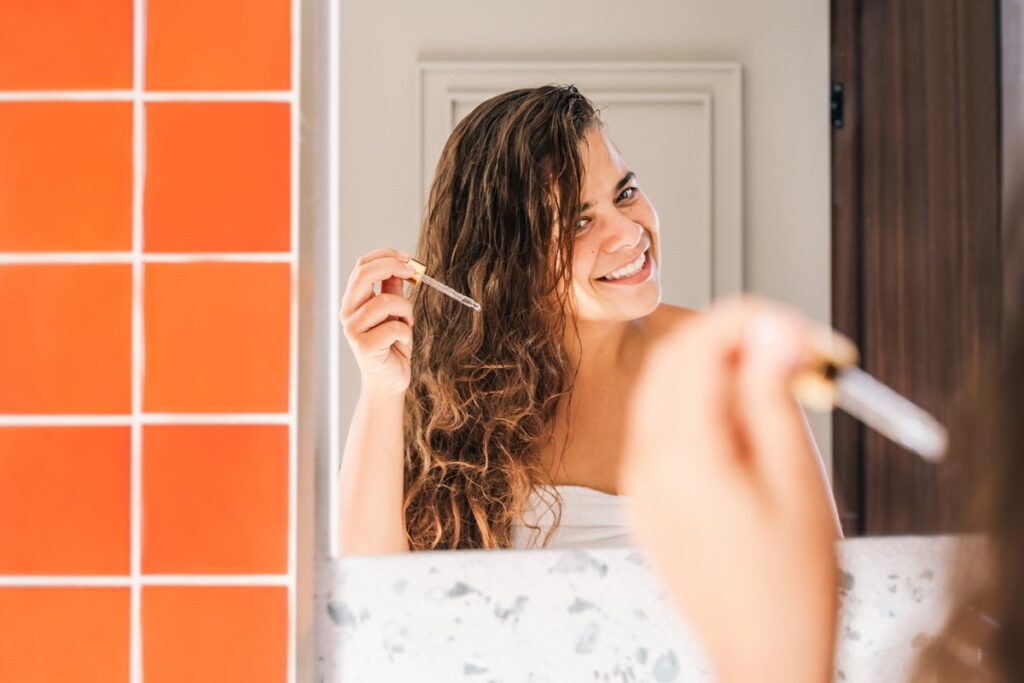 oleos-no-cabelo:-veja-como-aplicar-e-remover-os-produtos-dos-fios