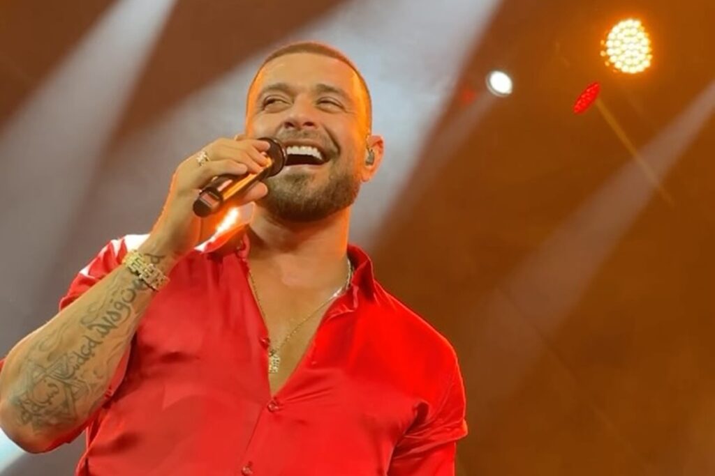 video:-diogo-nogueira-se-revolta-e-xinga-duas-pessoas-durante-show