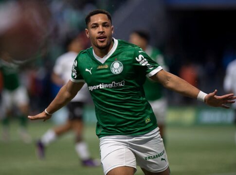 brasileirao:-em-meio-a-protestos,-palmeiras-vence-ceara-de-virada