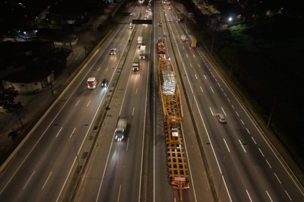 trajeto-de-maior-carreta-da-historia-da-dutra-e-retomado-apos-pausa