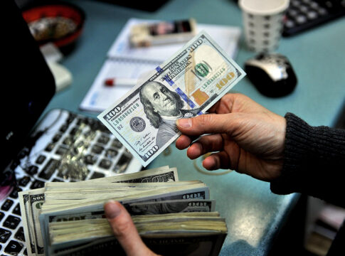 dolar-oscila-enquanto-mercado-aguarda-anuncio-de-plano-contra-tarifaco