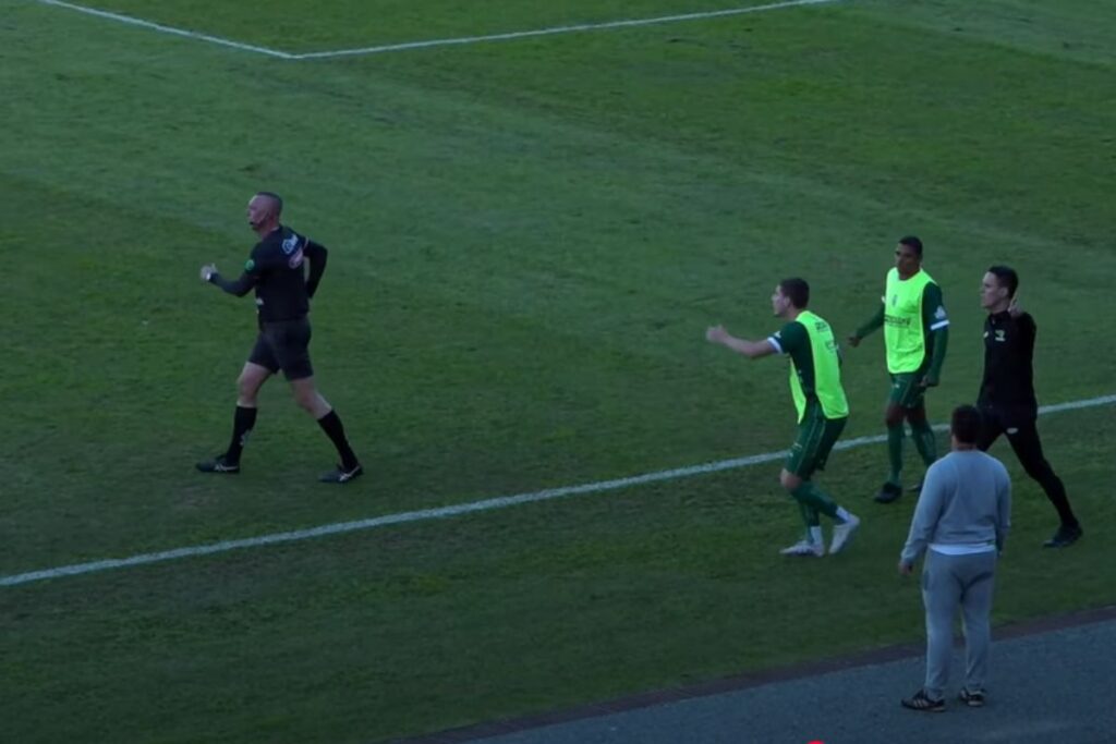 jogador-e-expulso-apos-urinar-em-campo-durante-jogo-em-santa-catarina