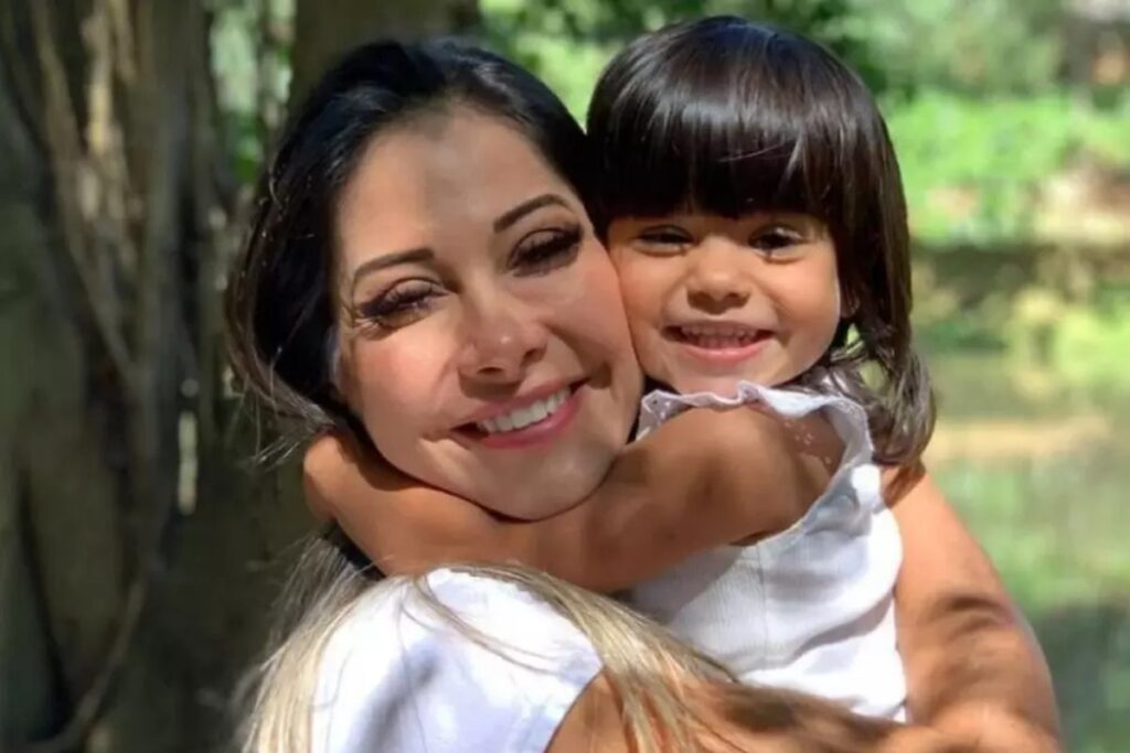 maira-cardi-atualiza-estado-de-saude-da-filha-apos-operacao