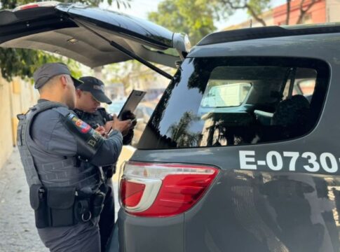 pm-atende-caso-de-violencia-domestica-e-encontra-traficante-foragido