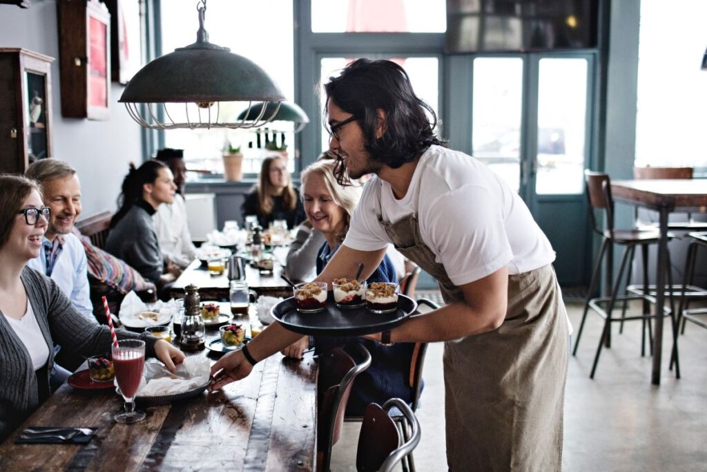 gesto-comum-em-restaurante-indica-tracos-profundos-da-personalidade