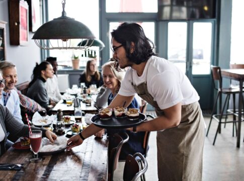 gesto-comum-em-restaurante-indica-tracos-profundos-da-personalidade