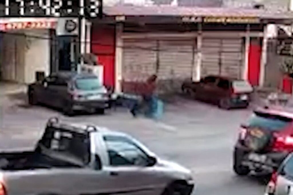 homem-faz-ataque-a-tiros-em-estudio-de-tatuagem-e-mata-cliente.-video