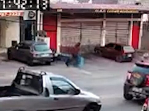 homem-faz-ataque-a-tiros-em-estudio-de-tatuagem-e-mata-cliente.-video