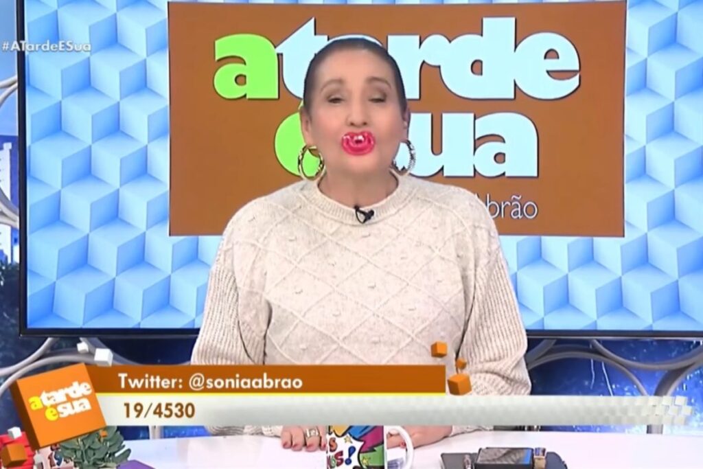 sonia-abrao-abre-programa-chupando-chupeta;-assista