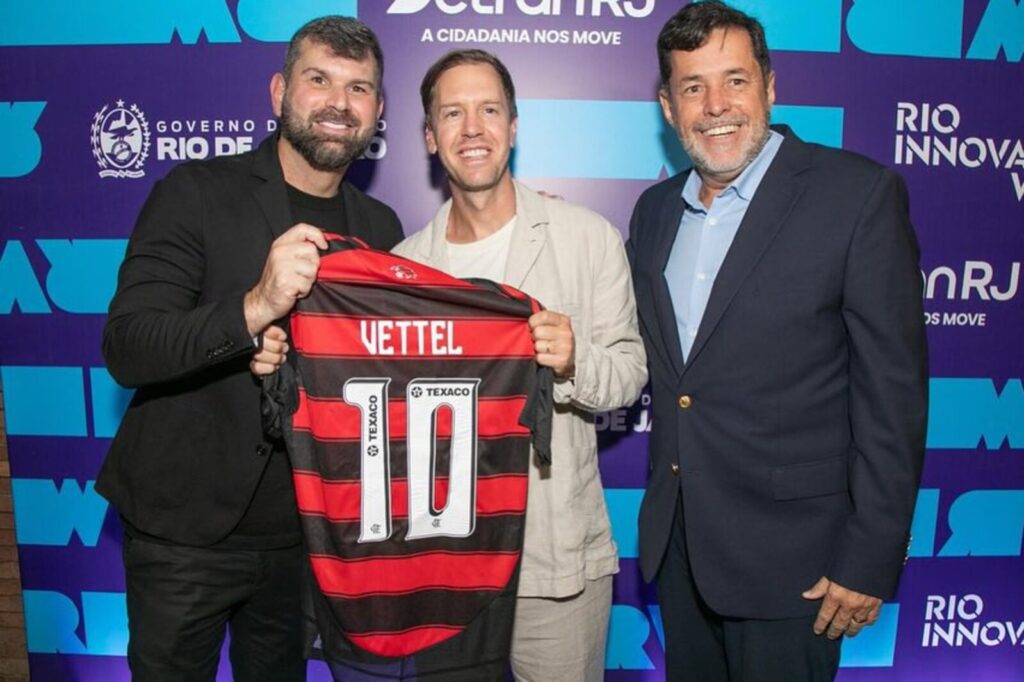 vettel-ganha-camisa-do-flamengo-autografada-por-zico-em-evento-no-rio