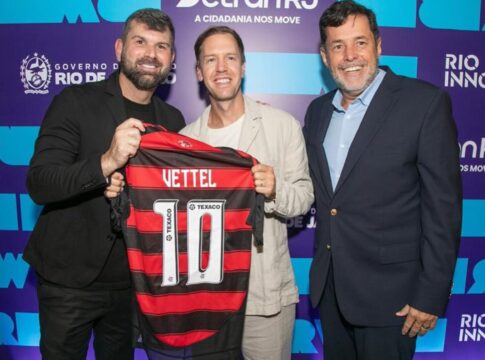 vettel-ganha-camisa-do-flamengo-autografada-por-zico-em-evento-no-rio