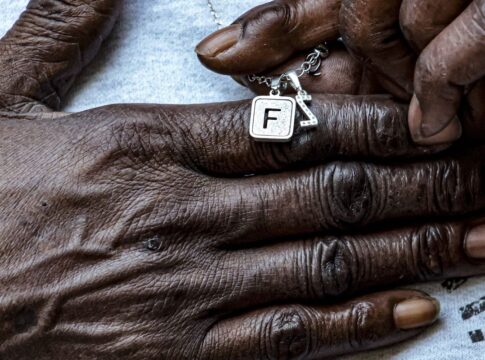 “parecia-um-hospital-de-guerra”,-lembra-mae-de-jovem-morto-em-chacina