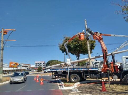 neoenergia-remove-1-tonelada-de-fios-clandestinos-de-postes-do-df