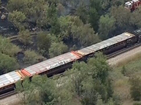 video:-trem-com-materiais-perigosos-descarrila-nos-eua