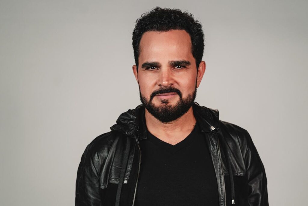 luciano-camargo-se-declara-a-grande-amor-nas-redes:-“preso-a-voce”