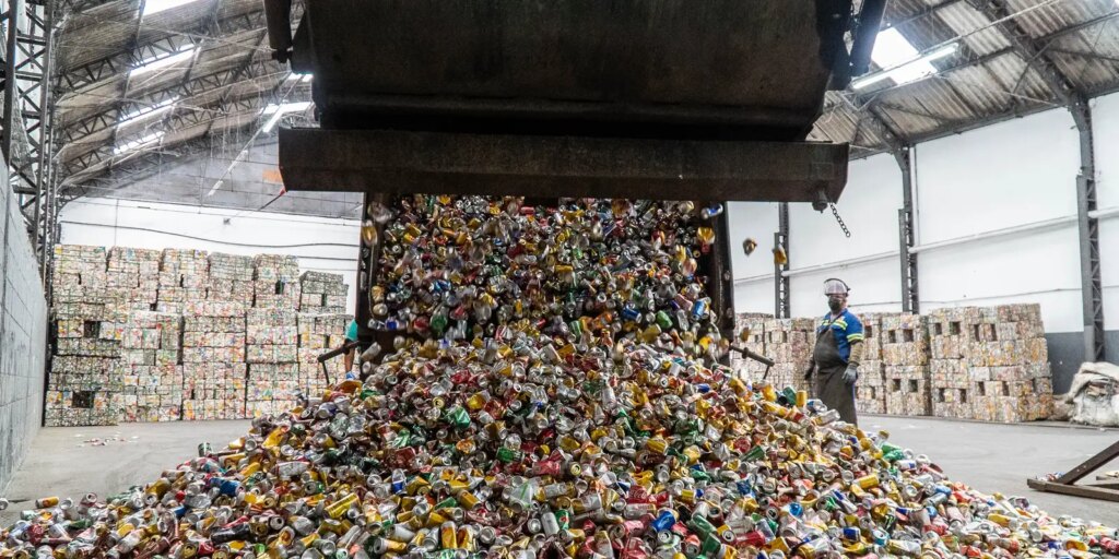 brasil-reciclou-97,3%-das-latinhas-de-aluminio-em-2024