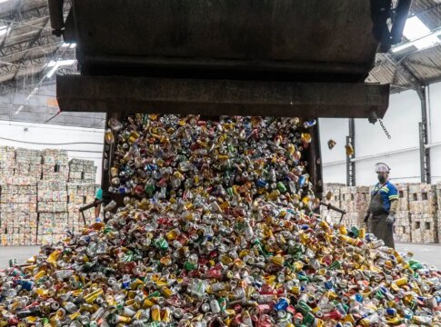 brasil-reciclou-97,3%-das-latinhas-de-aluminio-em-2024