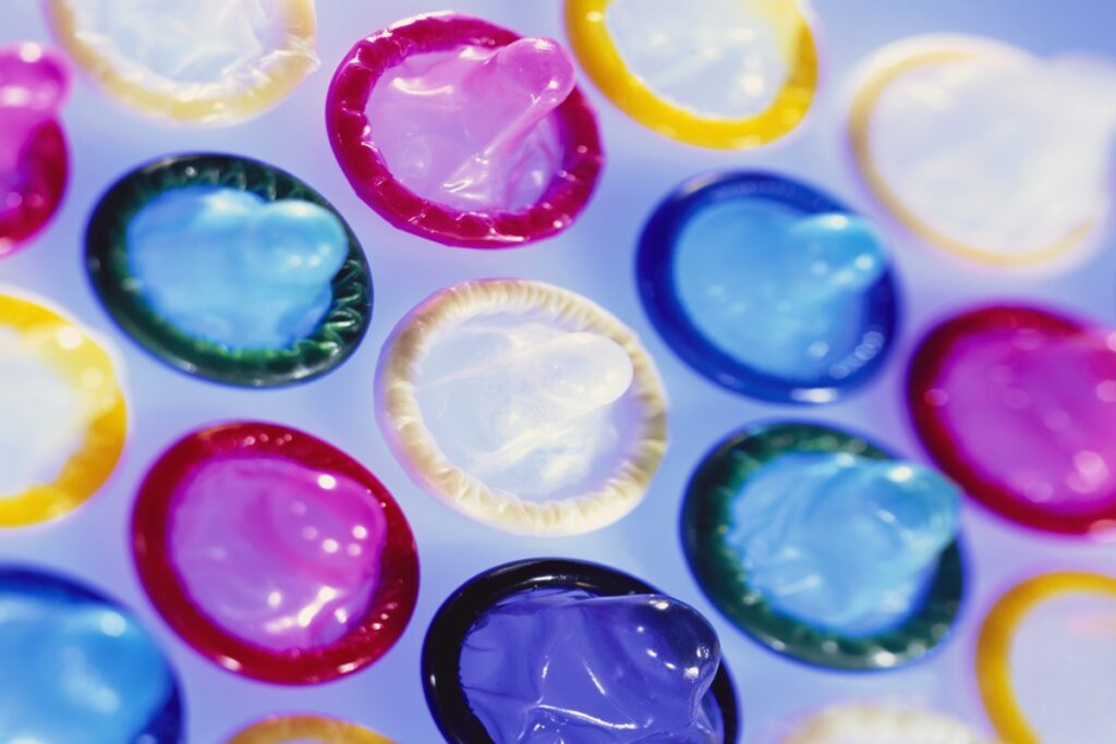 camisinha-texturizada-e-fina-no-sus:-medico-explica-relevancia-da-acao