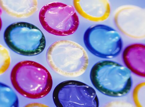 camisinha-texturizada-e-fina-no-sus:-medico-explica-relevancia-da-acao