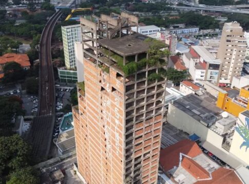 “caveirao”:-prefeitura-de-sp-inicia-demolicao-de-predio-abandonado