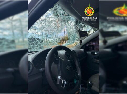 enfurecido,-marido-quebra-parabrisa-e-se-pendura-em-carro-em-movimento