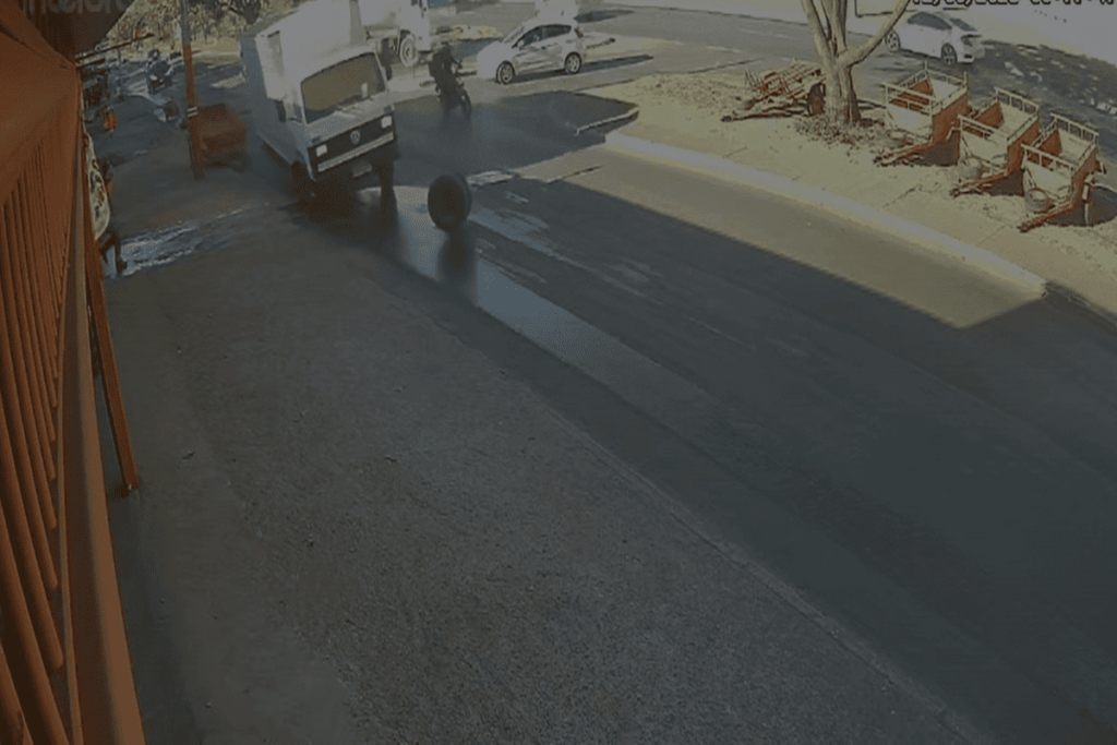 video:-pneu-de-caminhao-se-solta-e-atinge-carrocinha-em-avenida-no-df