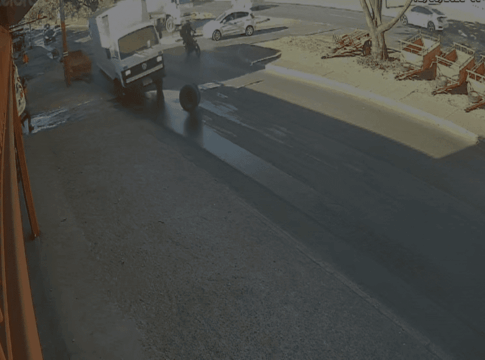 video:-pneu-de-caminhao-se-solta-e-atinge-carrocinha-em-avenida-no-df
