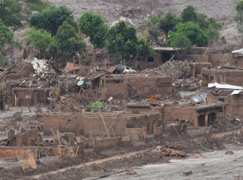 caso-samarco:-programa-de-indenizacao-chega-a-300-mil-pedidos