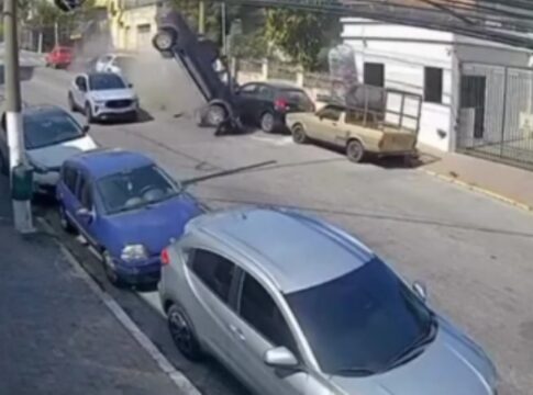 caminhonete-“voa”-e-causa-acidente-impressionante-com-2-feridos.-veja