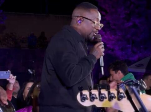 video:-mumuzinho-presta-homenagem-a-arlindo-cruz-em-festa