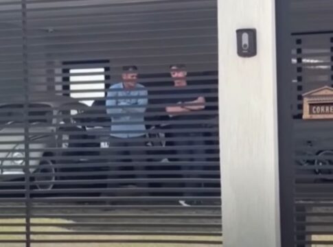 em-prisao-domiciliar,-bolsonaro-e-filmado-na-garagem-de-casa.-video